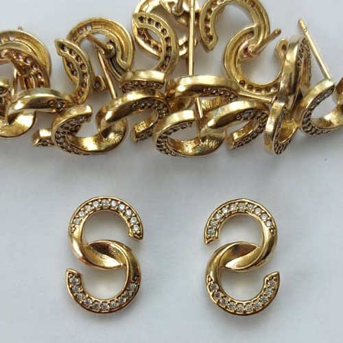 BRINCO NO BRUTO PRONTO PARA O BANHO - (CX.116)  BRINCO DE PINO CRAVEJADO EM MICROS ZIRCÔNIAS 15MM - PESO: 4GR - COMPOSIÇÃO: LATÃO / ZIRCÔNIA - BRU15905