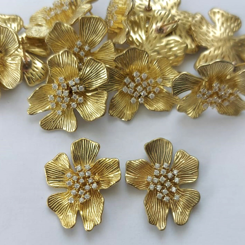 BRINCO NO BRUTO PRONTO PARA O BANHO -  (CX.116)  BRINCO DE PINO FLOR CRAVEJADA EM MICROS ZIRCÔNIAS 25MM - PESO: 8,4GR - COMPOSIÇÃO: LATÃO / ZIRCÔNIA - BRU15906