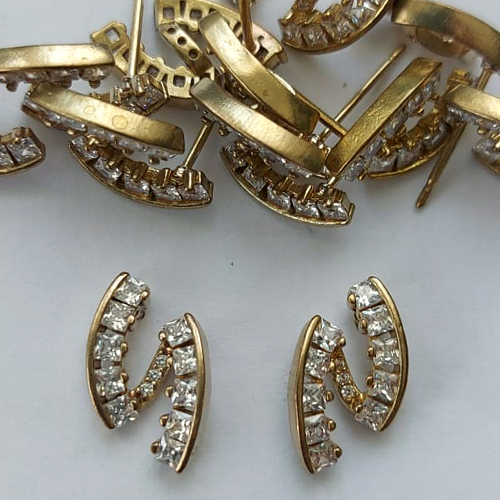 BRINCO NO BRUTO PRONTO PARA O BANHO -  (CX.116)  BRINCO DE PINO CRAVEJADO EM MICROS ZIRCÔNIAS 14MM - PESO: 1,7GR - COMPOSIÇÃO: LATÃO / ZIRCÔNIA - BRU15907