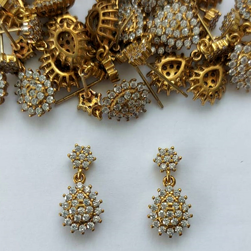 BRINCO NO BRUTO PRONTO PARA O BANHO - (CX.116)  BRINCO DE PINO GATO CRAVEJADA EM MICROS ZIRCÔNIAS 18MM - PESO: 2,2GR - COMPOSIÇÃO: LATÃO / ZIRCÔNIA - BRU15909