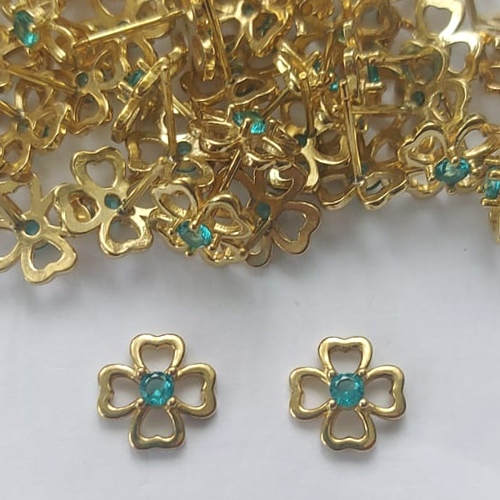 BRINCO NO BRUTO PRONTO PARA O BANHO (CX.116)  (BX001208 C037) - BRINCO DE PINO FLOR COM ZIRCÔNIA VERDE - TAMANHO 10MM - PESO TOTAL DO PAR 0,9GR - BRU15912