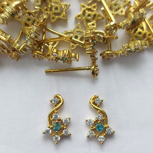 BRINCO NO BRUTO PRONTO PARA O BANHO (CX.116)  (BX001309 C037) - BRINCO DE PINO FLOR COM ZIRCÔNIAS - TAMANHO 11MM - PESO TOTAL DO PAR 0,6GR - BRU15914