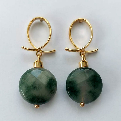 BRINCO FOLHEADO A OURO - BANHADO COM 5 MILÉSIMOS + VERNIZ DIAMOND -  BRINCO DE PINO COM BASE VAZADA E PEDRA NATURAL 35MM - OURO353