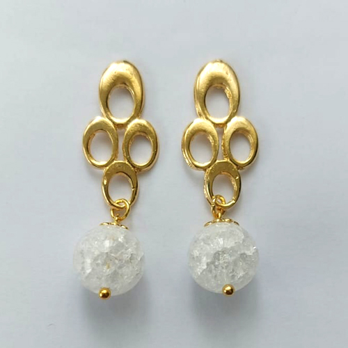 BRINCO FOLHEADO A OURO - BANHADO COM 5 MILÉSIMOS + VERNIZ DIAMOND - BRINCO DE PINO BASE VAZADA E PEDRA BRANCA 42MM - OURO360