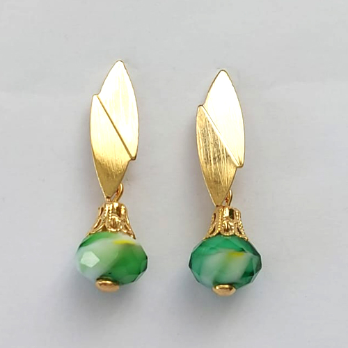 BRINCO FOLHEADO A OURO - BANHADO COM 5 MILÉSIMOS + VERNIZ DIAMOND - BRINCO DE PINO BASE FOLHA E PEDRA DE CRISTAL LEITOSA VERDE 31MM - OURO362