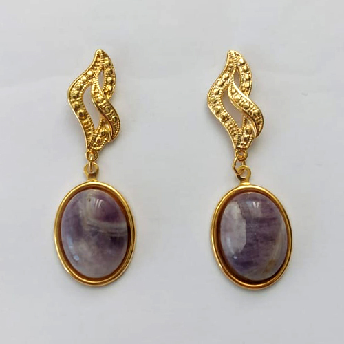 BRINCO FOLHEADO A OURO - BANHADO COM 5 MILÉSIMOS + VERNIZ DIAMOND - BRINCO DE PINO BASE VAZADA E PEDRA NATURAL AMETISTA 49MM - OURO367