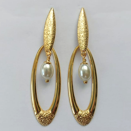 BRINCO FOLHEADO A OURO - BANHADO COM 5 MILÉSIMOS + VERNIZ DIAMOND - BRINCO DE PINO BASE OVAL E PINGENTE OVAL VAZADA COM PÉROLA 54MM - OURO368