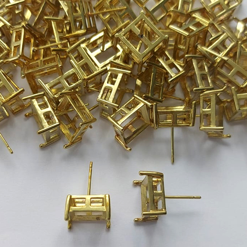 ACESSÓRIO NO BRUTO PRONTO PARA O BANHO - BASE EM ALTA FUSÃO PARA BRINCO QUADRADA 10X10MM - COMPOSIÇÃO: ALTA FUSÃO - PESO TOTAL 2,2GR (VALOR REFERENTE AO PAR) - BRU0003192