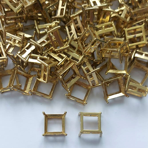 ACESSÓRIO NO BRUTO PRONTO PARA O BANHO - BASE EM ALTA FUSÃO PARA PINGENTE QUADRADO 10X10MM - COMPOSIÇÃO: ALTA FUSÃO - PESO TOTAL 1GR - BRU0003193