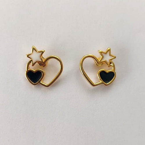 BRINCO FOLHEADO A OURO - BANHADO COM 5 MILÉSIMOS + VERNIZ DIAMOND - BRINCO DE PINO CORAÇÃO VAZADO COM ESTRELA BRANCA E CORAÇÃO PRETO 11MM - OURO370