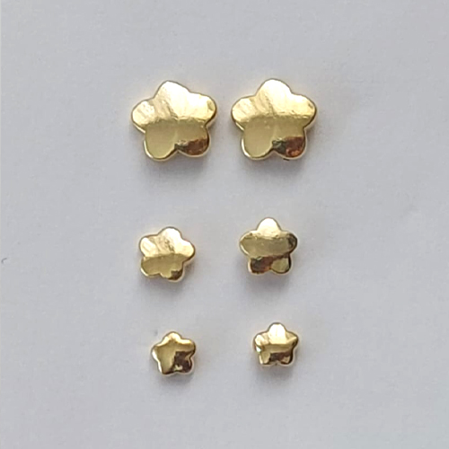 BRINCO FOLHEADO A OURO - BANHADO COM 5 MILÉSIMOS + VERNIZ DIAMOND - (BRT108D) BRINCO DE TRIO FLOR - TAMANHOS: 4/6/8MM - OURO377