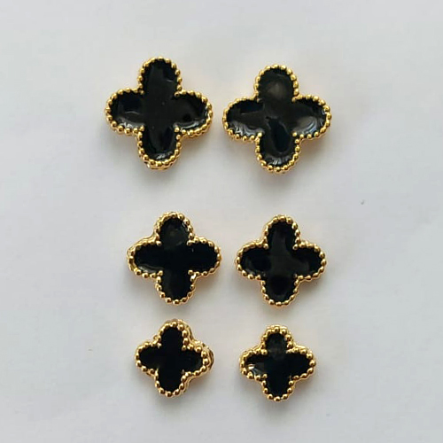 BRINCO FOLHEADO A OURO - BANHADO COM 5 MILÉSIMOS + VERNIZ DIAMOND - (TDK010) BRINCO DE TRIO TREVO TIPO VAN CLEEF PRETO - TAMANHOS: 7/9/11MM - OURO378