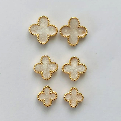 BRINCO FOLHEADO A OURO - BANHADO COM 5 MILÉSIMOS + VERNIZ DIAMOND - (TDK011) BRINCO DE TRIO TREVO TIPO VAN CLEEF MADRE PÉROLA - TAMANHOS: 7/9/11MM - OURO379