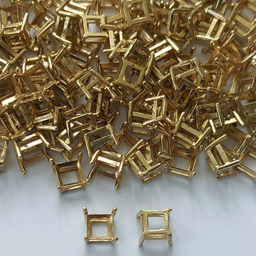 ACESSÓRIO NO BRUTO PRONTO PARA O BANHO - BASE EM ALTA FUSÃO PARA PINGENTE QUADRADO 6X6MM - COMPOSIÇÃO: ALTA FUSÃO - PESO TOTAL 0,4GR - BRU0003197