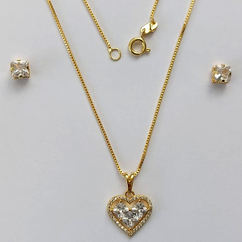 CONJUNTO FOLHEADO A OURO - BANHADO COM 5 MILÉSIMOS + VERNIZ DIAMOND - (CJA855) CONJUNTO COM BRINCOS DE PINO COM ZIRCÔNIAS E PINGENTE CORAÇÃO VAZADO CRAVEJADO EM MICROS ZIRCÔNIAS 13MM - OURO380