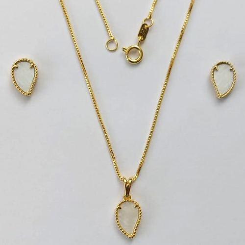 CONJUNTO FOLHEADO A OURO - BANHADO COM 5 MILÉSIMOS + VERNIZ DIAMOND - (CJB922) CONJUNTO COM BRINCOS DE PINO FOLHAS E PINGENTE FOLHA MADRE PÉROLA 12MM - OURO381