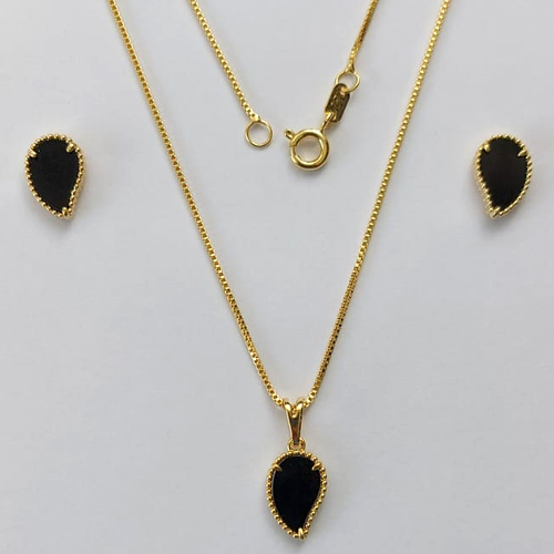 CONJUNTO FOLHEADO A OURO - BANHADO COM 5 MILÉSIMOS + VERNIZ DIAMOND - (CJB922) CONJUNTO COM BRINCOS DE PINO FOLHAS E PINGENTE FOLHA PRETA 12MM - OURO382