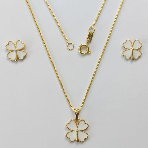 CONJUNTO FOLHEADO A OURO - BANHADO COM 5 MILÉSIMOS + VERNIZ DIAMOND - (CJB919) CONJUNTO COM BRINCOS DE PINO TREVO E PINGENTE TREVO BRANCO 11MM - OURO383