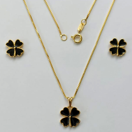 CONJUNTO FOLHEADO A OURO - BANHADO COM 5 MILÉSIMOS + VERNIZ DIAMOND - (CJB919) CONJUNTO COM BRINCOS DE PINO TREVO E PINGENTE TREVO PRETO 11MM - OURO384