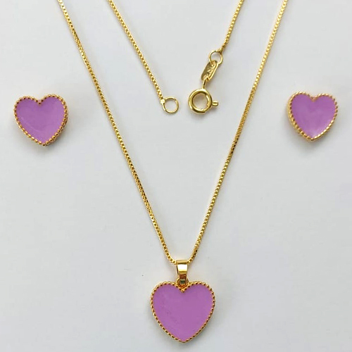 CONJUNTO FOLHEADO A OURO - BANHADO COM 5 MILÉSIMOS + VERNIZ DIAMOND - (CJDK01) CONJUNTO COM BRINCOS DE PINO CORAÇÃO ESMALTADO E PINGENTE CORAÇÃO ESMALTADO LILÁS 15MM - OURO385