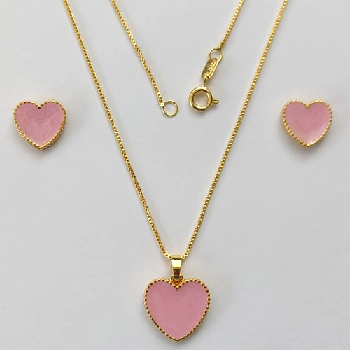 CONJUNTO FOLHEADO A OURO - BANHADO COM 5 MILÉSIMOS + VERNIZ DIAMOND - (CJDK01) CONJUNTO COM BRINCOS DE PINO CORAÇÃO ESMALTADO E PINGENTE CORAÇÃO ESMALTADO ROSA 15MM - OURO386
