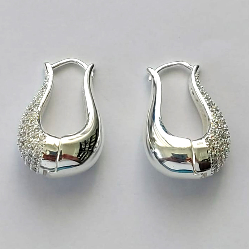 BRINCO FOLHEADO A PRATA COM 50 MILÉSIMOS + VERNIZ DIAMOND BRINCO DE ARGOLA COM TRAVA CRAVEJADO COM MICROS ZIRCÔNIAS 11X28MM - PRA565