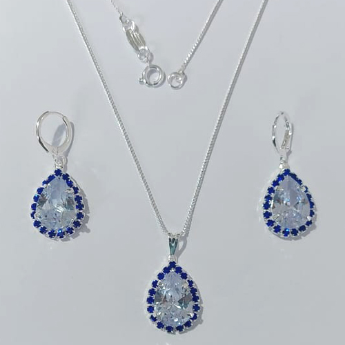 CONJUNTO FOLHEADA A PRATA COM 50 MILÉSIMOS + VERNIZ DIAMOND - CORRENTE VENEZIANA 45CM + EXTENSOR E FECHO LAGOSTA - BRINCOS ARGOLINHA DE PRESSÃO E PINGENTES COM BASES CRAVEJADAS EM CRISTAIS AZUÍS E ZIRCÔNIA CRISTAL 10X14MM PRA577