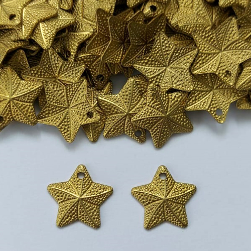 ACESSÓRIO NO BRUTO PRONTO PARA O BANHO - (3.2414F1)- (CX.44) ESTRELA 11MM COM UM FURO - PESO 0,3GR - COMPOSIÇÃO: 100% LATÃO (PEÇA VENDIDA POR UNIDADE) - BRU0003200