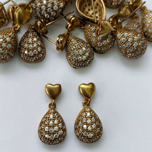 BRINCO NO BRUTO PRONTO PARA O BANHO(CX138) - BRINCO DE PINO BASE CORAÇÃO E GOTA CRAVEJADA EM MICROS ZIRCÔNIAS 20MM - PESO: 3,4GR - COMPOSIÇÃO: LATÃO / ZIRCÔNIA - BRU16026