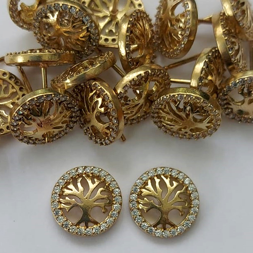 BRINCO NO BRUTO PRONTO PARA O BANHO - (CX.106) BRINCO DE PINO REDONDO COM ÁRVORE DA VIDA CRAVEJADA EM MICROS ZIRCÔNIAS 11MM - PESO: 1,50GR - COMPOSIÇÃO: LATÃO / ZIRCÔNIA - BRU16027