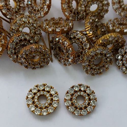 BRINCO NO BRUTO PRONTO PARA O BANHO - (CX.109) BRINCO DE PINO REDONDO VAZADO CRAVEJADO EM MICROS ZIRCÔNIAS 13MM - PESO: 2,8GR - COMPOSIÇÃO: LATÃO / ZIRCÔNIA - BRU16028