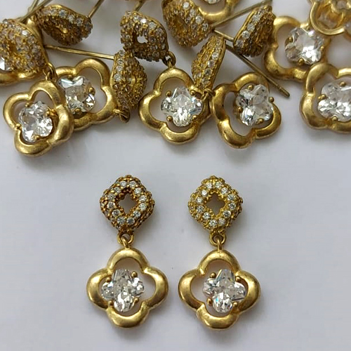 BRINCO NO BRUTO PRONTO PARA O BANHO - (CX.106) BRINCO DE PINO BASE CRAVEJADA EM MICROS ZIRCÔNIAS E FLOR COM ZIRCÔNIA 20MM - PESO: 2,4GR - COMPOSIÇÃO: LATÃO / ZIRCÔNIA - BRU16030