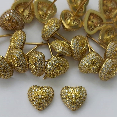 BRINCO NO BRUTO PRONTO PARA O BANHO - (CX.106) BRINCO DE PINO CORAÇÃO CRAVEJADO EM MICROS ZIRCÔNIAS E FLOR COM ZIRCÔNIA 9MM - PESO: 1,7GR - COMPOSIÇÃO: LATÃO / ZIRCÔNIA - BRU16031