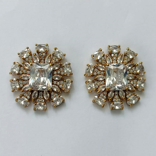 BRINCO NO BRUTO PRONTO PARA O BANHO - (CX.106) BRINCO DE PINO FLOR GRANDE CRAVEJADA EM MICROS ZIRCÔNIAS E PEDRA EM ZIRCÔNIA AO CENTRO 25MM - PESO: 10,7GR - COMPOSIÇÃO: LATÃO / ZIRCÔNIA - BRU16035