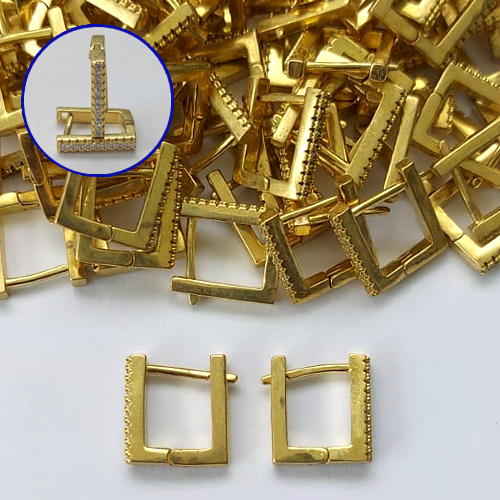 BRINCO NO BRUTO PRONTO PARA O BANHO(CX138) - BRINCO ARGOLA (TRANQUETA) QUADRADA CRAVEJADA COM MICROS ZIRCÔNIAS - TAMANHO 12MM LARGURA 1,5MM - PESO TOTAL 2GR - COMPOSIÇÃO: LATÃO / ZIRCÔNIA - BRU16050