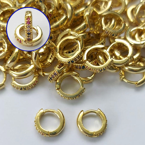 BRINCO NO BRUTO PRONTO PARA O BANHO - BRINCO ARGOLA (TRANQUETA) CRAVEJADA COM MICROS ZIRCÔNIAS COLORIDAS - TAMANHO 8MM LARGURA 1,5MM - PESO TOTAL 0,9GR - COMPOSIÇÃO: LATÃO / ZIRCÔNIA - BRU16051