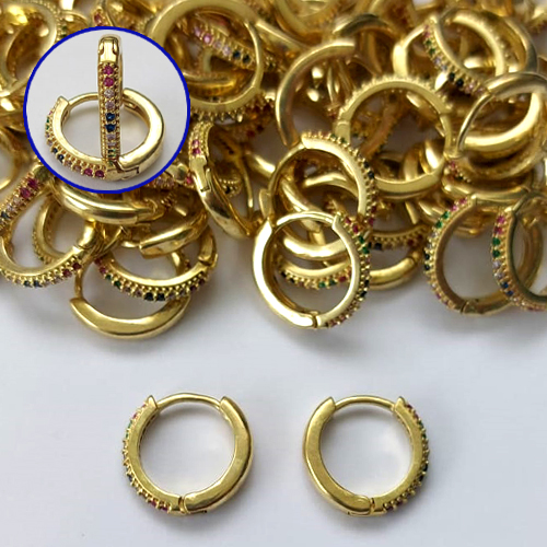 BRINCO NO BRUTO PRONTO PARA O BANHO(CX138) - BRINCO ARGOLA (TRANQUETA) CRAVEJADA COM MICROS ZIRCÔNIAS COLORIDAS - TAMANHO 15MM LARGURA 2MM - PESO TOTAL 2GR - COMPOSIÇÃO: LATÃO / ZIRCÔNIA - BRU16052