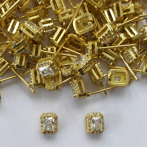 BRINCO NO BRUTO PRONTO PARA O BANHO - (CX.109) BRINCO DE PINO QUADRADO CRAVEJADO EM MICROS ZIRCÔNIAS 6MM - PESO: 1GR - COMPOSIÇÃO: LATÃO / ZIRCÔNIA - BRU16053