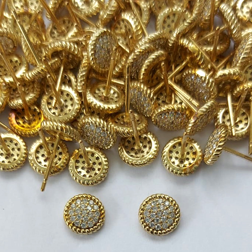 BRINCO NO BRUTO PRONTO PARA O BANHO - (CX.109) BRINCO DE PINO REDONDO CRAVEJADO EM MICROS ZIRCÔNIAS 7MM - PESO: 1GR - COMPOSIÇÃO: LATÃO / ZIRCÔNIA - BRU16054