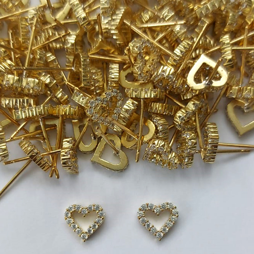 BRINCO NO BRUTO PRONTO PARA O BANHO - (CX.109) BRINCO DE PINO CORAÇÃO VAZADO CRAVEJADO EM MICROS ZIRCÔNIAS 7MM - PESO: 0,7GR - COMPOSIÇÃO: LATÃO / ZIRCÔNIA - BRU16055