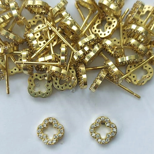 BRINCO NO BRUTO PRONTO PARA O BANHO(CX138) - BRINCO DE PINO TREVO VAZADO CRAVEJADO EM MICROS ZIRCÔNIAS 7MM - PESO: 0,5GR - COMPOSIÇÃO: LATÃO / ZIRCÔNIA - BRU16057