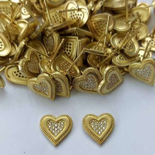 BRINCO NO BRUTO PRONTO PARA O BANHO(CX138) - BRINCO DE PINO CORAÇÃO CRAVEJADO EM MICROS ZIRCÔNIAS 10MM - PESO: 1,2GR - COMPOSIÇÃO: LATÃO / ZIRCÔNIA - BRU16060