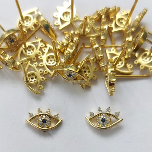 BRINCO NO BRUTO PRONTO PARA O BANHO - BRINCO DE PINO OLHOS CRAVEJADO EM MICROS ZIRCÔNIAS 10MM - PESO: 0,7GR - COMPOSIÇÃO: LATÃO / ZIRCÔNIA - BRU16061