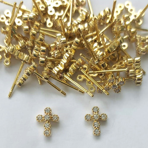 BRINCO NO BRUTO PRONTO PARA O BANHO(CX138) - BRINCO DE PINO CRUCIFIXO CRAVEJADO EM MICROS ZIRCÔNIAS 8MM - PESO: 0,6GR - COMPOSIÇÃO: LATÃO / ZIRCÔNIA - BRU16062