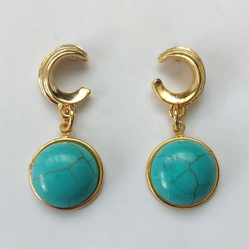 BRINCO FOLHEADO A OURO - BANHADO COM 5 MILÉSIMOS + VERNIZ DIAMOND - BRINCO DE PINO COM BASE ARGOLA E PEDRA HOWLITA TURQUESA 18MM - OURO387