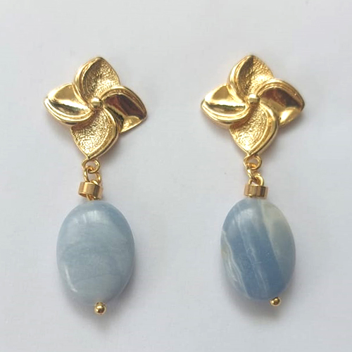 BRINCO FOLHEADO A OURO - BANHADO COM 5 MILÉSIMOS + VERNIZ DIAMOND - BRINCO DE PINO COM BASE FLOR E PEDRA NATURAL AZUL 17MM - OURO389