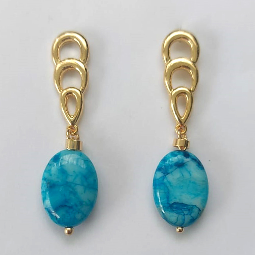 BRINCO FOLHEADO A OURO - BANHADO COM 5 MILÉSIMOS + VERNIZ DIAMOND - BRINCO DE PINO COM BASE VAZADA E PEDRA ÁGATA AZUL 18MM - OURO390