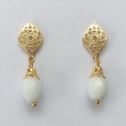 BRINCO FOLHEADO A OURO - BANHADO COM 5 MILÉSIMOS + VERNIZ DIAMOND - BRINCO DE PINO COM BASE VAZADA E PEDRA EM CRISTAL LEITOSO 12MM - OURO392