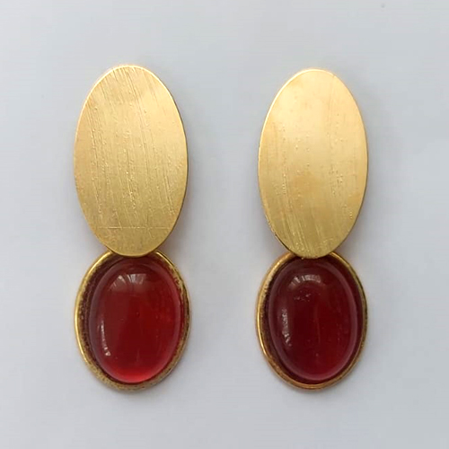 BRINCO FOLHEADO A OURO - BANHADO COM 5 MILÉSIMOS + VERNIZ DIAMOND - BRINCO DE PINO COM BASE OVAL E PEDRA ÁGATA CARAMELO 22MM - OURO393