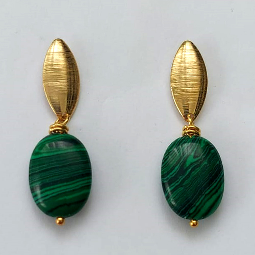 BRINCO FOLHEADO A OURO - BANHADO COM 5 MILÉSIMOS + VERNIZ DIAMOND - BRINCO DE PINO COM BASE FOLHA E PEDRA NATURAL 20MM - OURO394